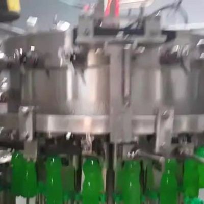 含汽碳酸飲料灌裝機 三合一灌裝機械設(shè)備 可灌水、碳酸飲料等
