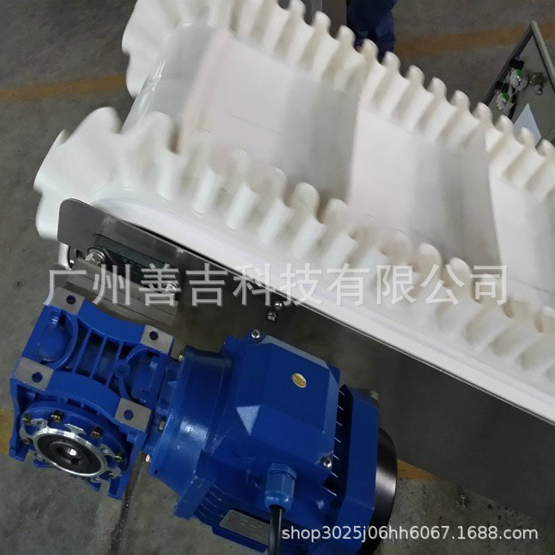 白色帶裙邊皮帶爬坡機(jī)10.jpg