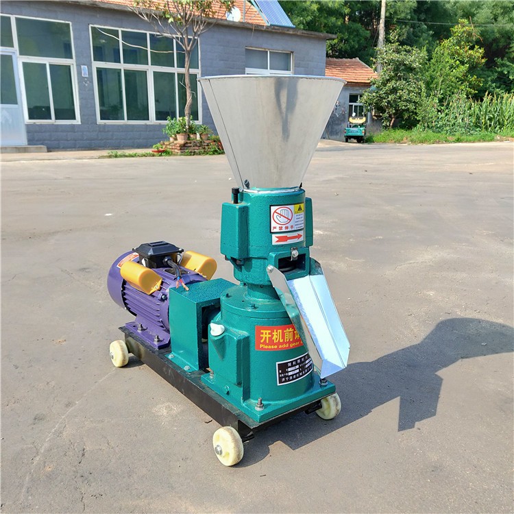 豬飼料顆粒機 平模壓輥電動秸稈稻草壓粒機 低溫復(fù)合肥造粒機