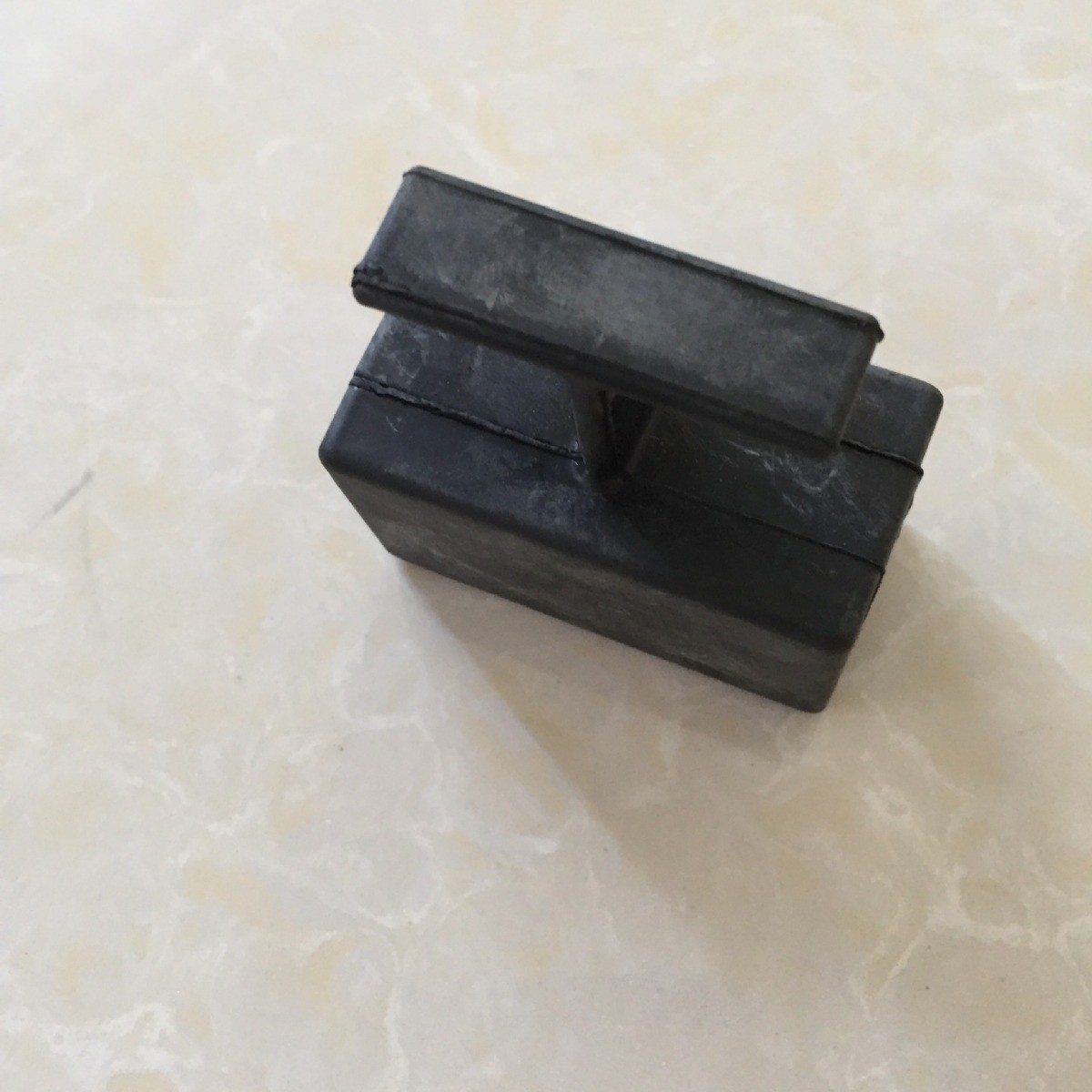 舷外機(jī)40P側(cè)減震塊14019,84克，單價(jià)每個(gè)7.7元，批發(fā)有優(yōu)惠